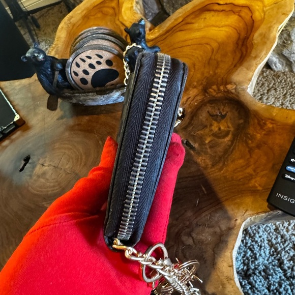 Louis Vuitton
Damier Pattern Zippy Wallet - Picture 3 of 17